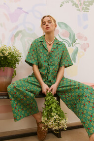 https://ww-w.prshots.co.uk/contents/archives/329/362/images/thumb350x287_auto/oliver-bonas_green-strawberry-cropped-wide-leg-trousers-gbp68_thumb.jpg