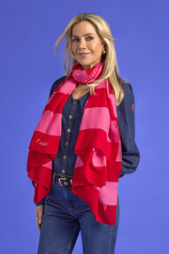 https://ww-w.prshots.co.uk/contents/archives/3783/1584/images/thumb350x287_auto/scamp-dude_scampanddude_mega-super-scarf-shoot_5828_thumb.jpg
