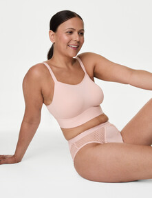 https://ww-w.prshots.co.uk/contents/archives/98/201/images/thumb350x287_auto/marks_amp_spencer_ms-non-wired-post-surgery-cami-bra-a-h-18-pin__d1fd0_thumb.jpg